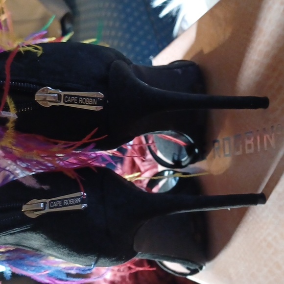NEW Cape Robbin Black Stiletto Rainbow Feather Ankle Strap size9 - Picture 3 of 10